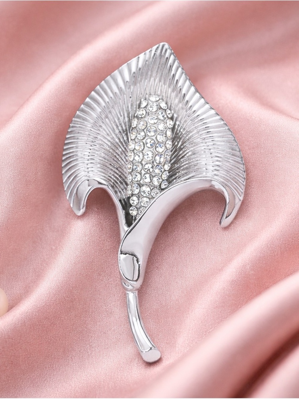 Silver Calla Lily Crystal Brooch – Elegant Floral Pin, Luxury Statement Jewelry